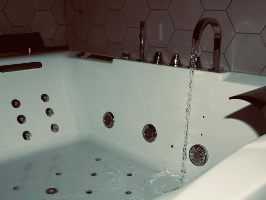 Superbe Appartement Avec Jacuzzi Et Jardin Prive Marlhes Ngoại thất bức ảnh