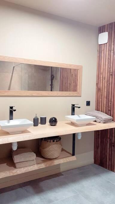 Superbe Appartement Avec Jacuzzi Et Jardin Prive Marlhes Ngoại thất bức ảnh